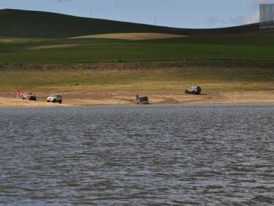 Purtroppo nessuno celebra tanta bellezza, anzi l�eco lontano del motore di un�auto spezza l�incanto e attrae la nostra attenzione. Alcuni fuoristrada stanno facendo del rally...